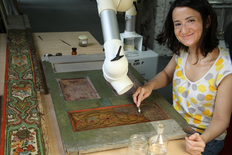 Young Syrian scholar restoring the wooden panels from Damascus portrayed in our theatrical set. Photo by Anke Scharahs, used by kind permission of the Museum