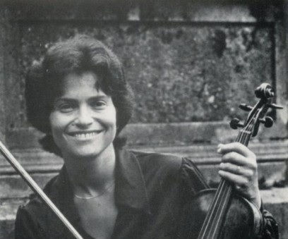 Jeanne Lamon holding violin