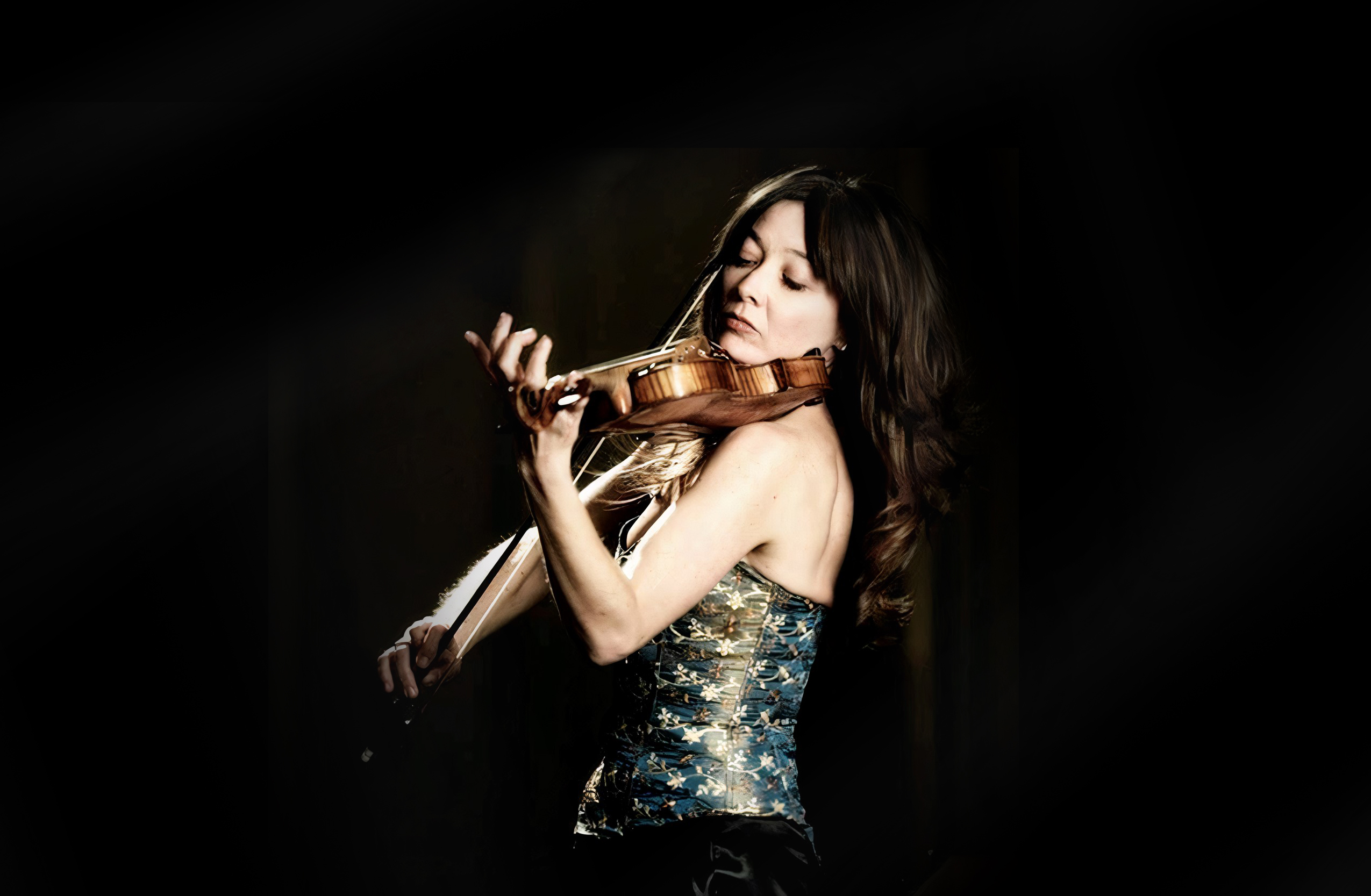 Lina Tur Bonet playing violin