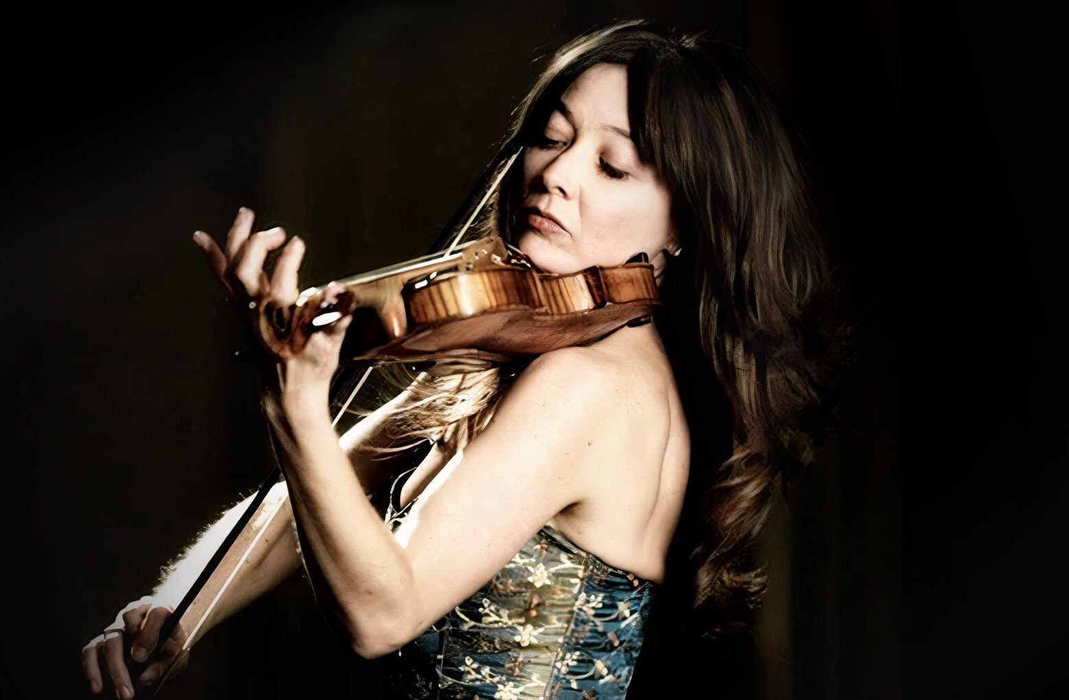 Lina Tur Bonet playing violin